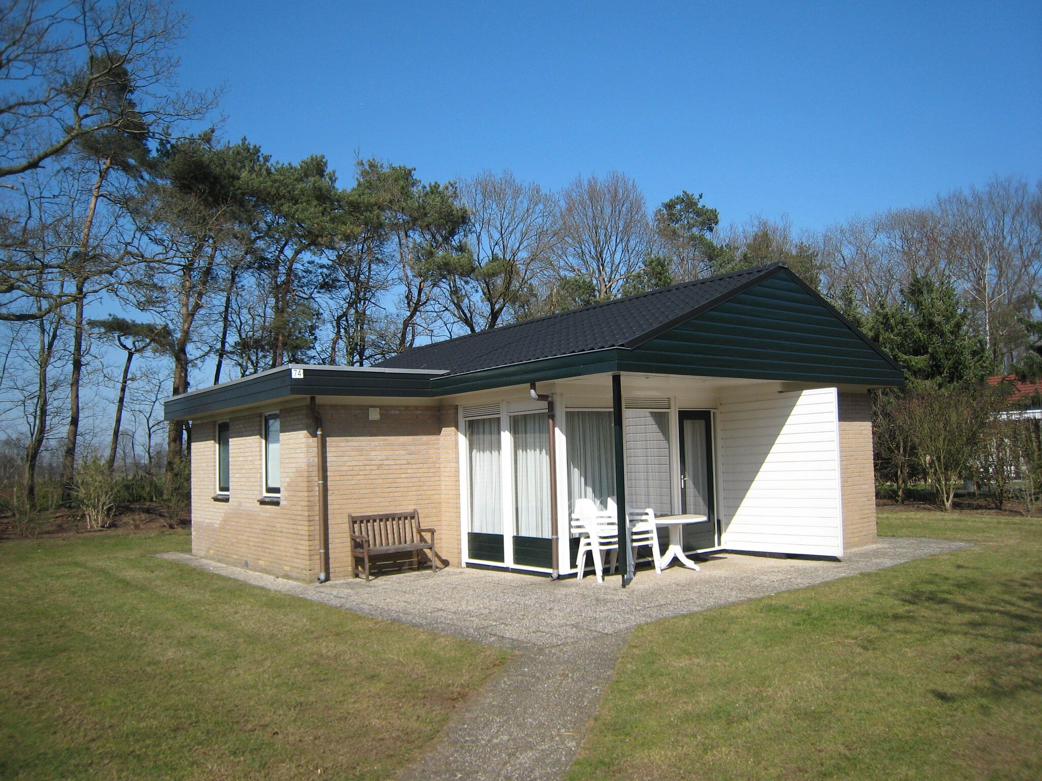Tidy bungalow with large garden, located in Twente