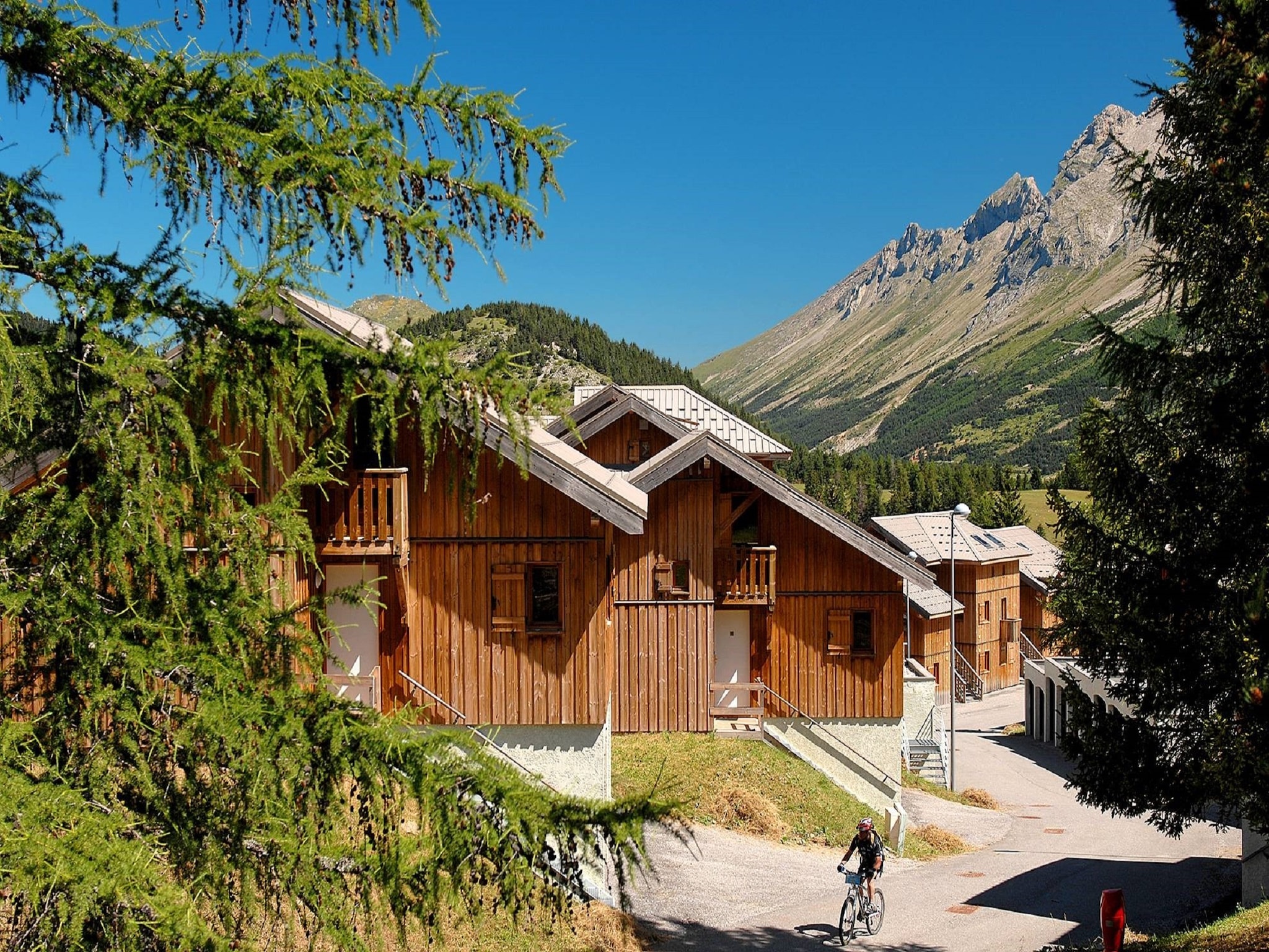 Wooden apartment in family friendly and sunny Superdevoluy