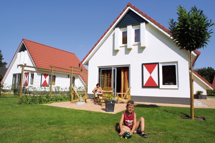 Comfortably furnished home on the small scale country estate, a recreation lake on walking distance