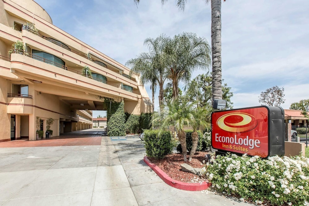 Econo Lodge Inn and Suites