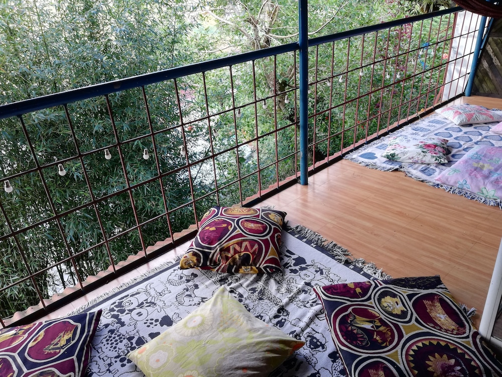 Tribuhaus Backpackers Inn