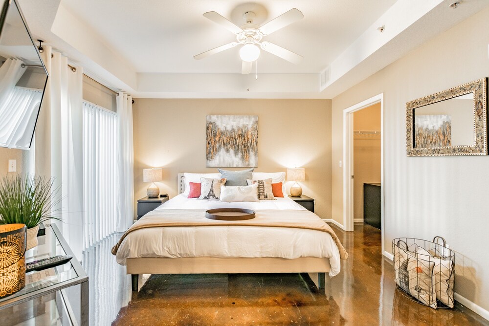 BC-320: Channelside Luxury Apartment