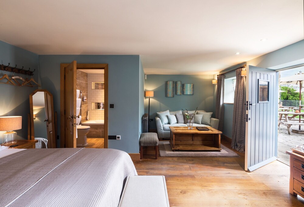 THE ROYAL OAK TETBURY