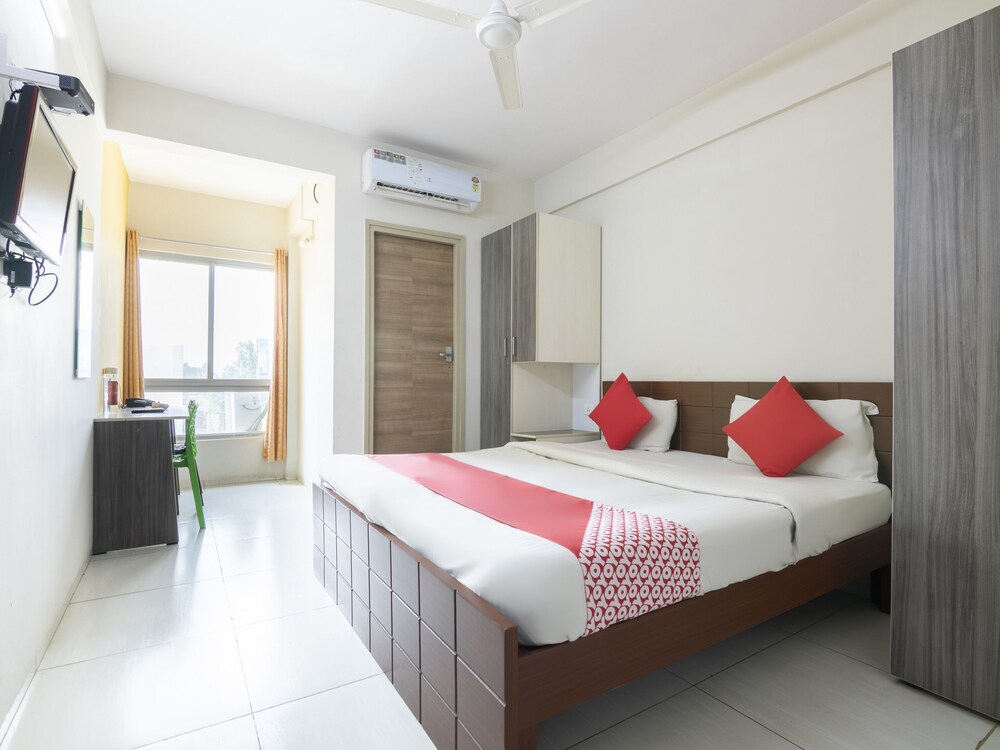 OYO 13523 Hotel Luxor The Budget Inn