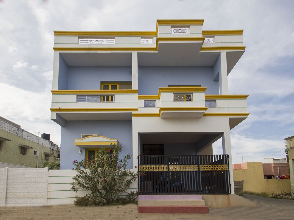 OYO 13078 Home 1BHK Studio Near Bus Stand