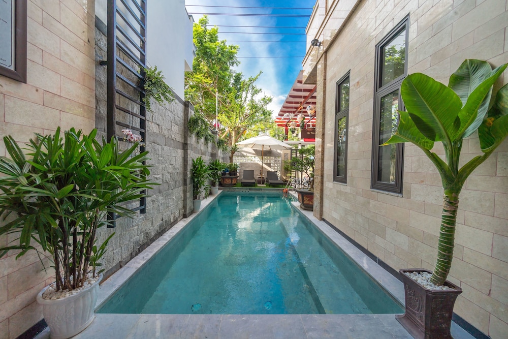 The Lake Hoian Hotel