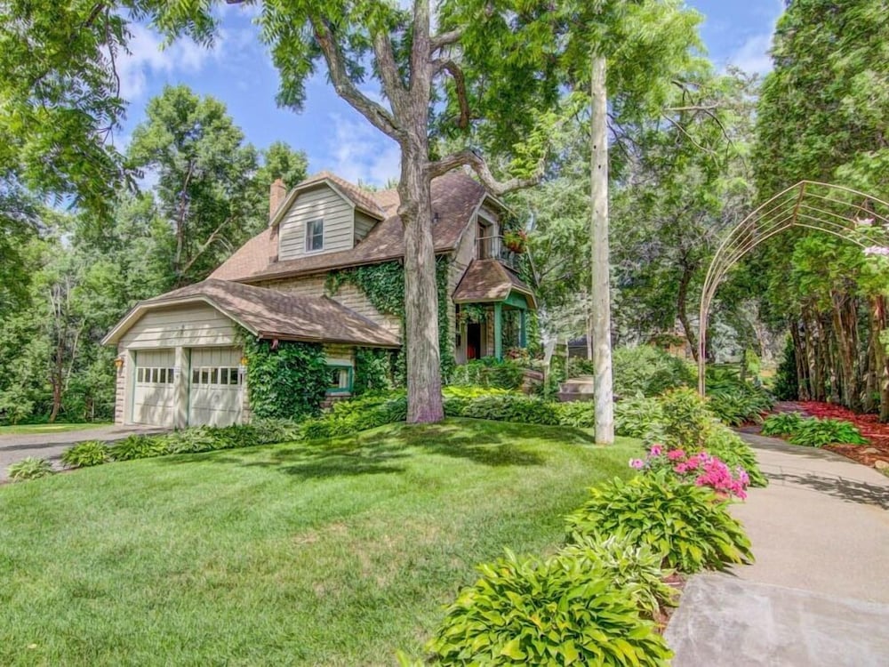 James Mulvey Carriage House Inn