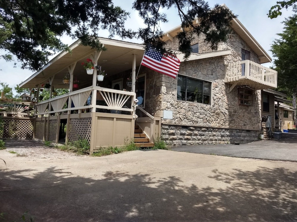 Beaver Lake Heavenly Hideaway B&B