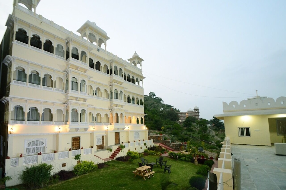 Golden Hands - Palace Raj Kumbha