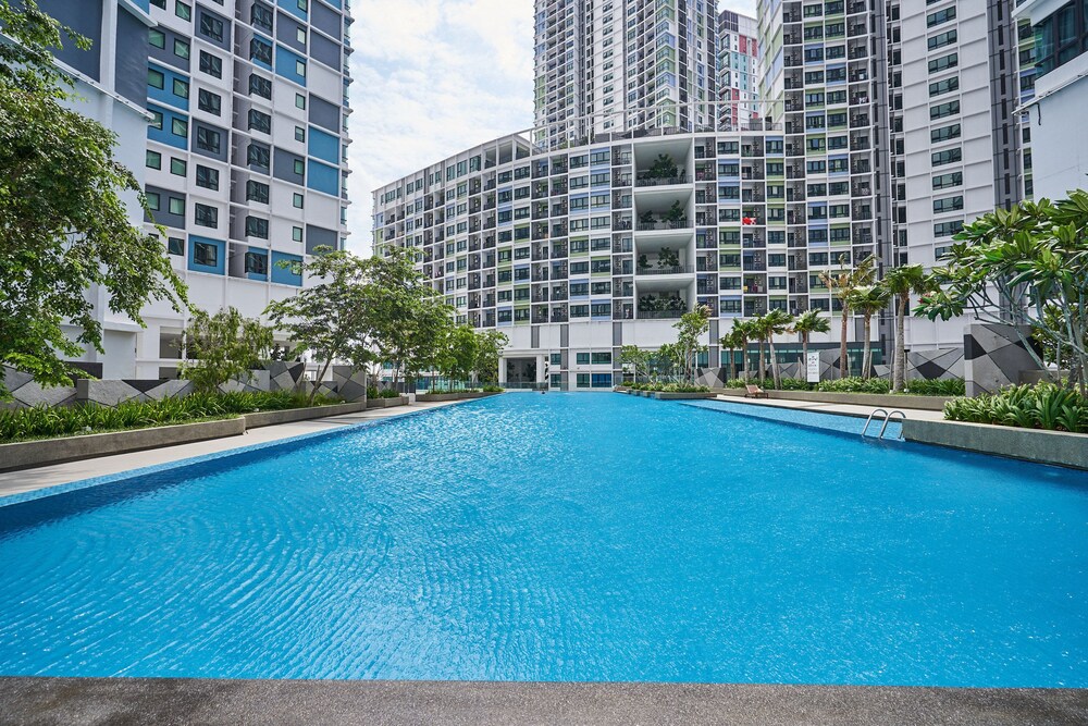 OYO Home 1143 Elegant 2br I-soho I-city