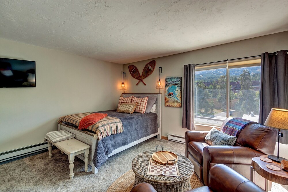 #1714 Downtown Breck Studio - Ski-in, Next to Riverwalk Center, Steps to Main- Location! Location! Location!