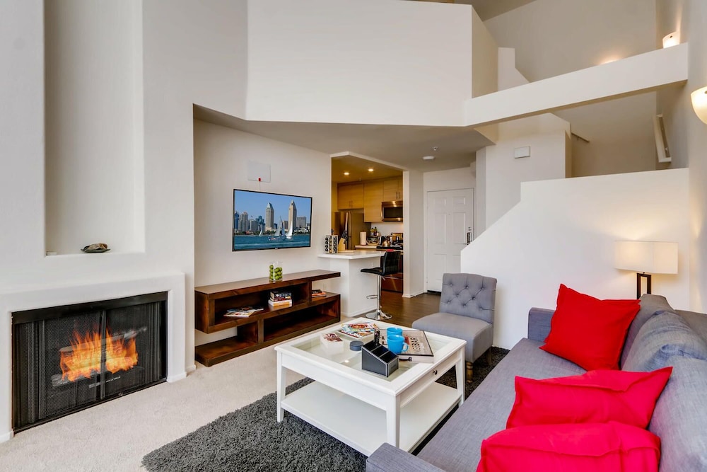H2 - Gorgeous Downtown San Diego 1 Bedroom + Upstairs Bedroom Loft!
