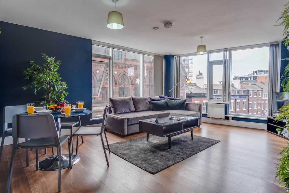 Whole Apartment, Comfortable and Stylish, Liverpool City Centre, Sleeps 8!!
