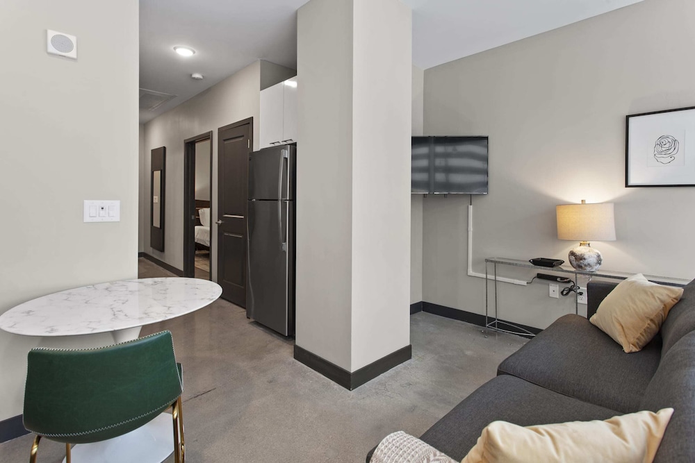 Luxe DT Apts with Free Parking by Zencity