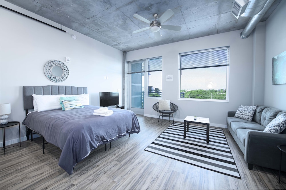 FRONTDESK Vantage Apts Edge District St Pete