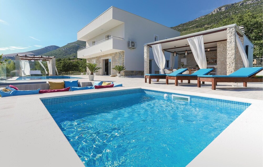 Awesome Home in Kastel Stari with Hot Tub, Sauna & WiFi