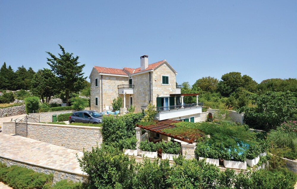 Stunning Home in Praznica With 4 Bedrooms, Wifi and Outdoor Swimming Pool