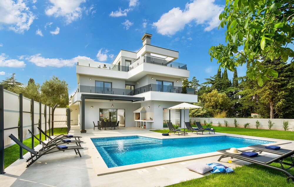 Beautiful Home in Premantura With Jacuzzi, Sauna and Wifi