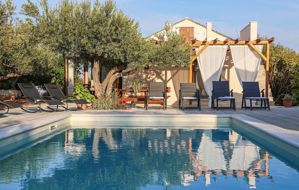 Awesome Home in Supetar With 3 Bedrooms, Wifi and Outdoor Swimming Pool