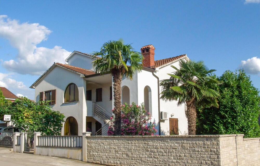 Amazing Apartment in Novigrad With 1 Bedrooms