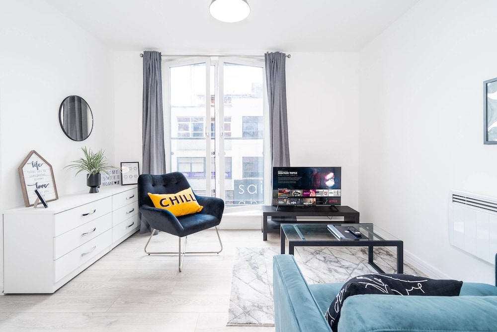 Cozy Nightlife 1 Bedroom Apartment