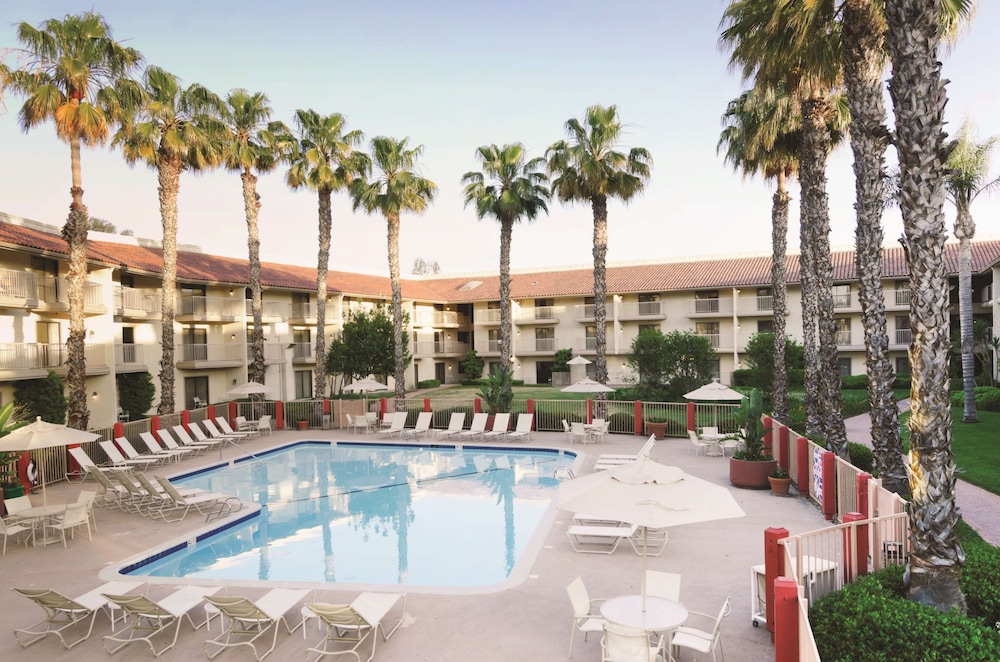 DoubleTree by Hilton Hotel Bakersfield