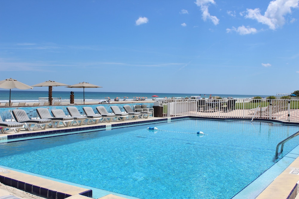 Shoreline Suites & Cabana Cottages