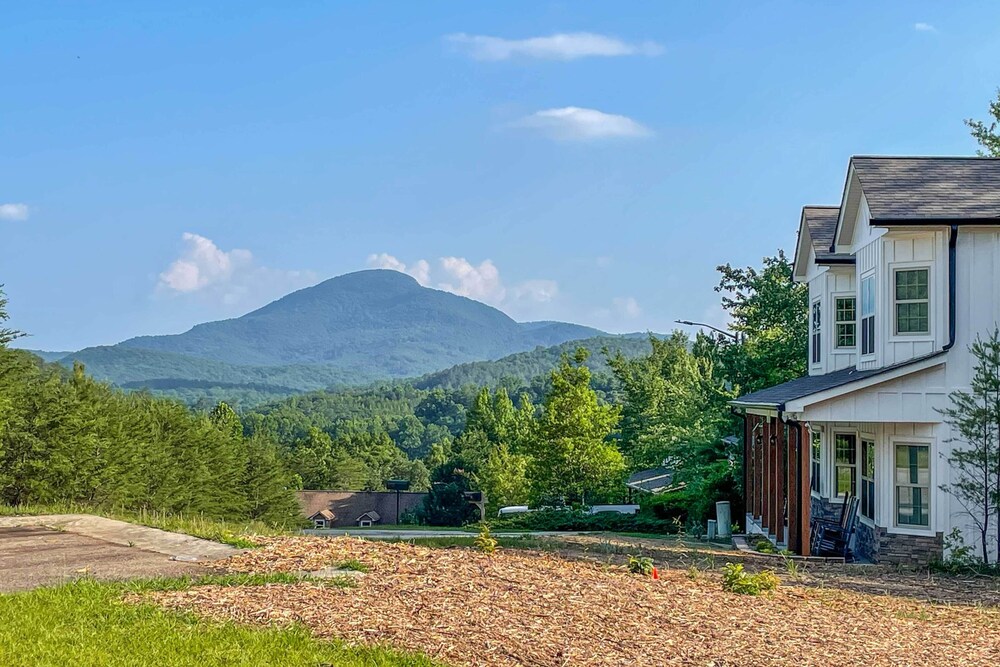 Stunning Helen Getaway w/ Private Hot Tub!
