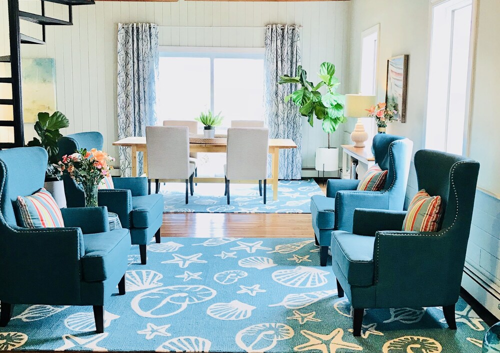 The Lighthouse Inn & Carriage House