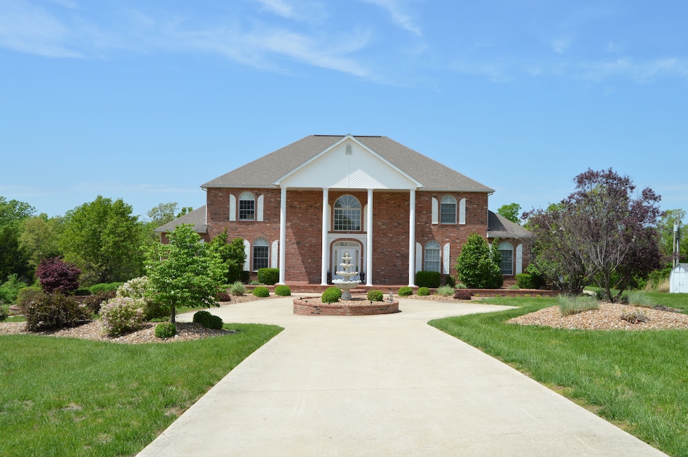 Lafayette Grand Manor