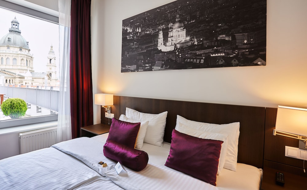 12 Revay Hotel