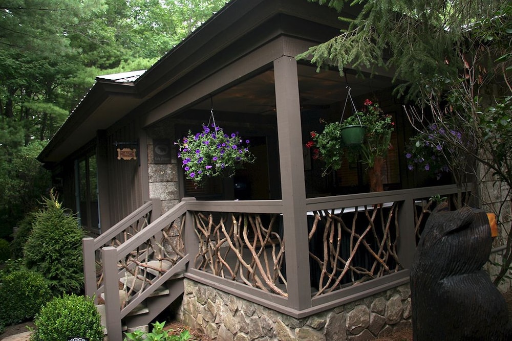 Black Bear Lodge of Sapphire