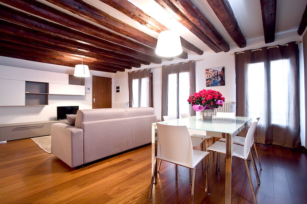 Good Wine Apartments