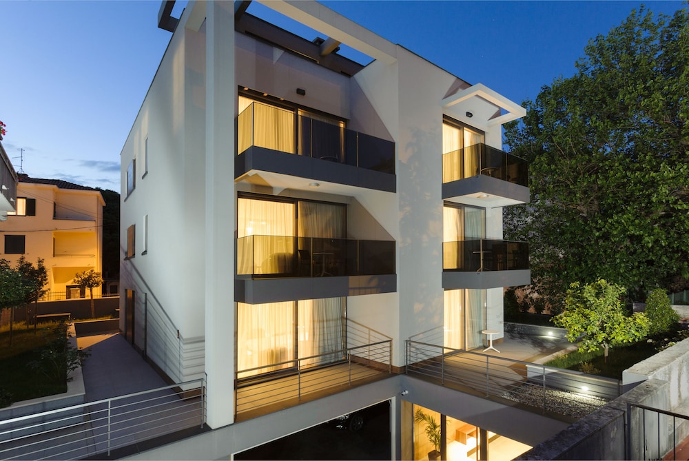 Residence by Vestibul Palace