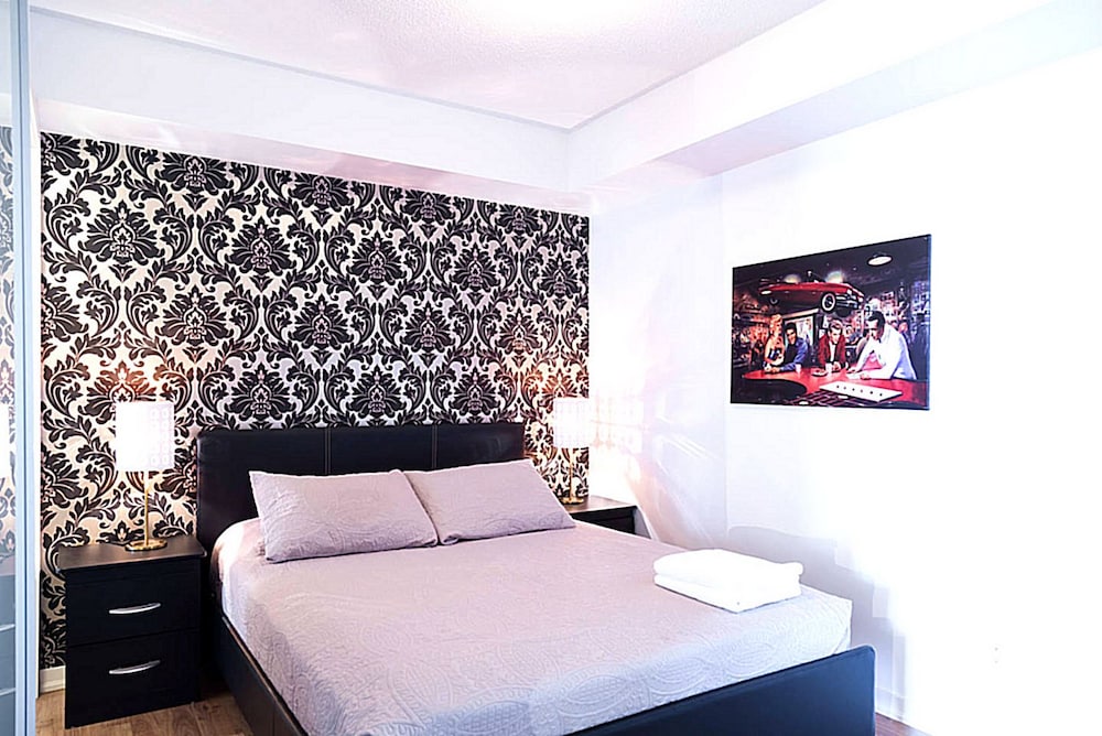 Lavish Suites- New Two Bedroom - Amazing CN Tower View