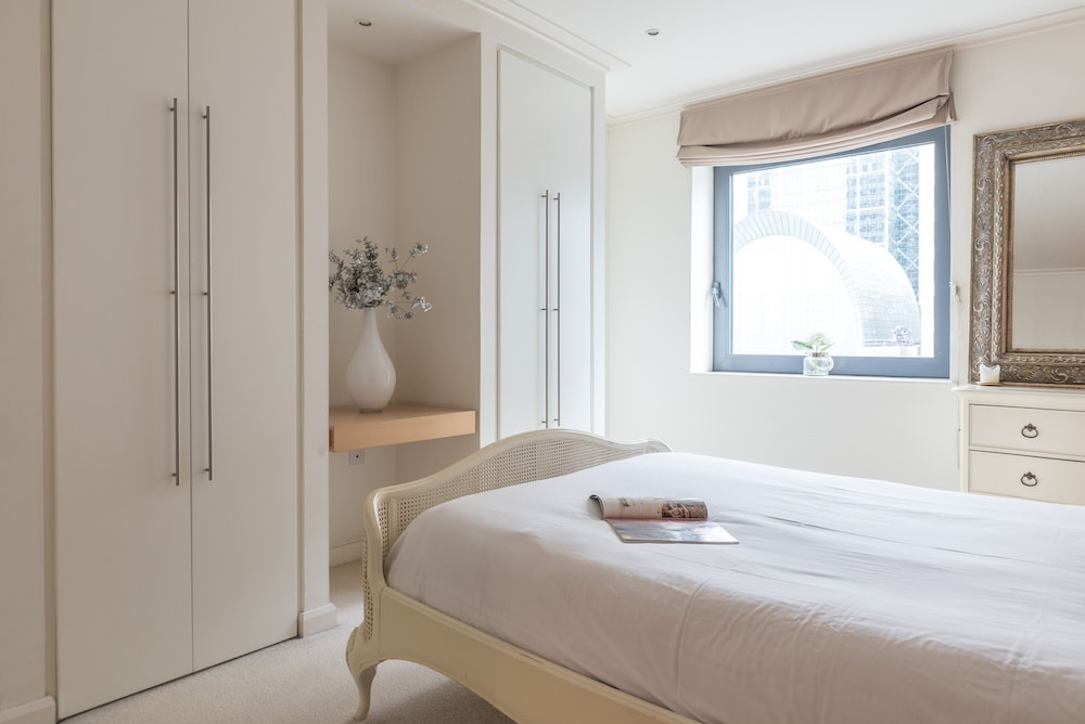 Canary Wharf Waterfront Apartments