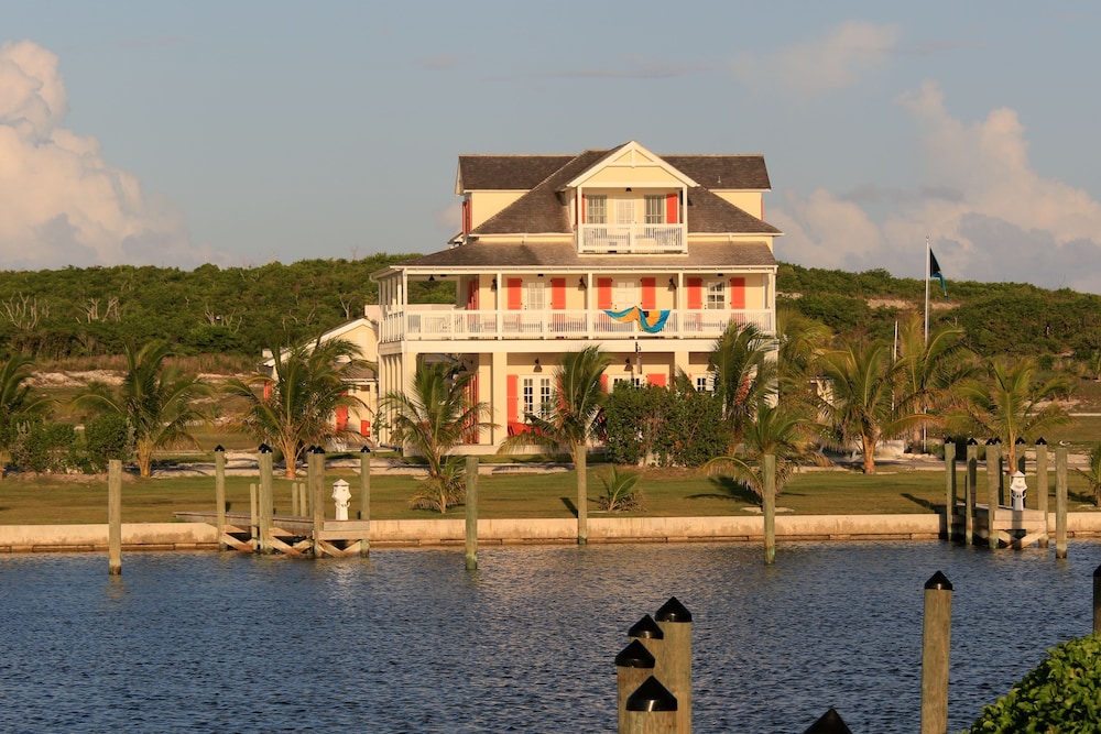 The Sandpiper Inn & Cottages