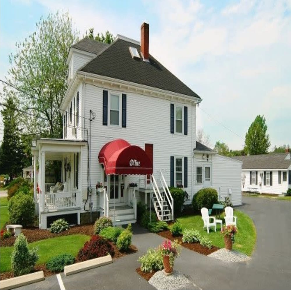 Carriage House Motel Cottages & Suites