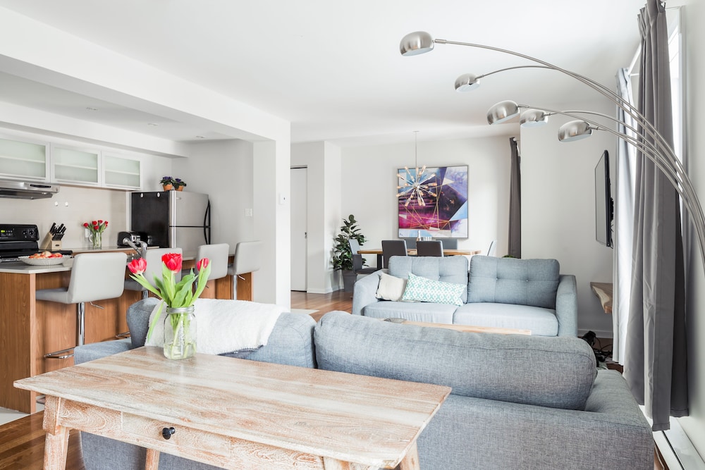 MTLVacationRentals - Suite Mont-Royal - 3 queen beds, 1,5 Ba