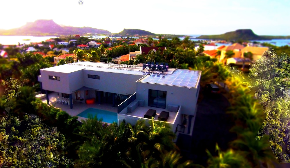 J E T S E T Giant Stylish Contemporary Villa at Spanish Water Bay