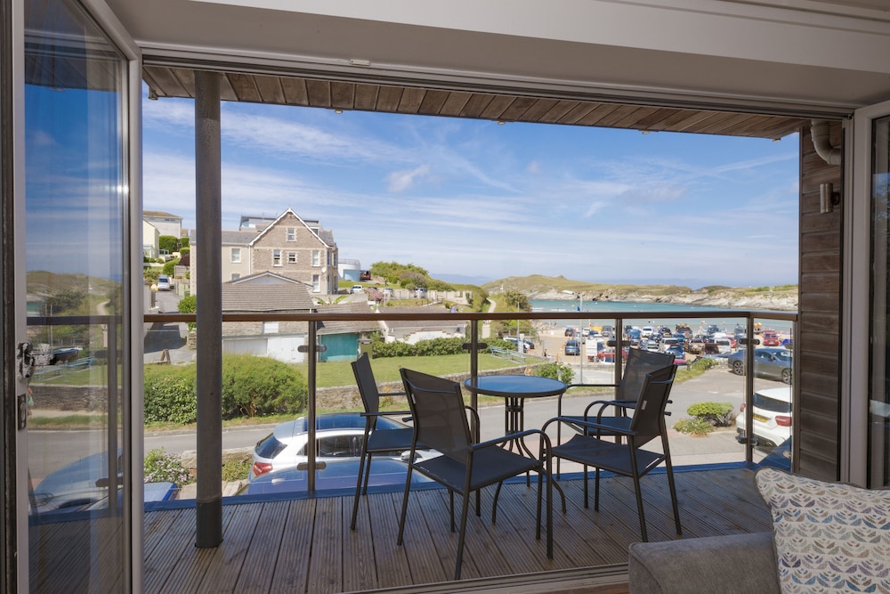 The Beach House & Porth  Sands Apartments