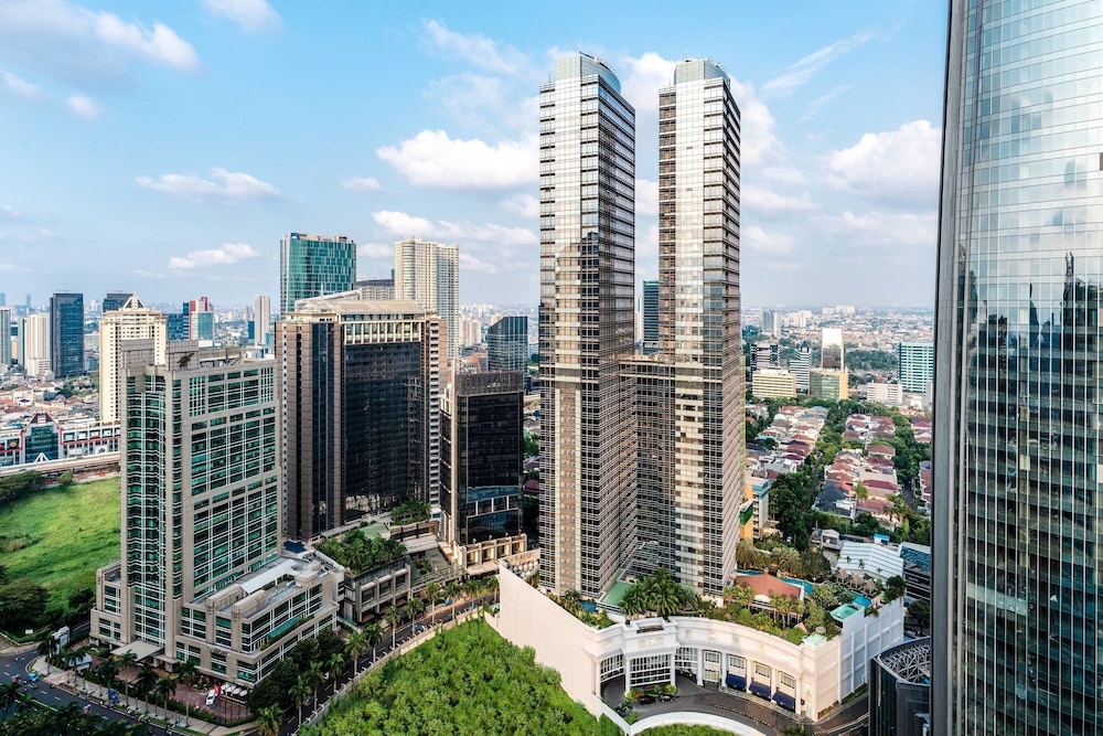 The Ritz-Carlton Jakarta, Mega Kuningan