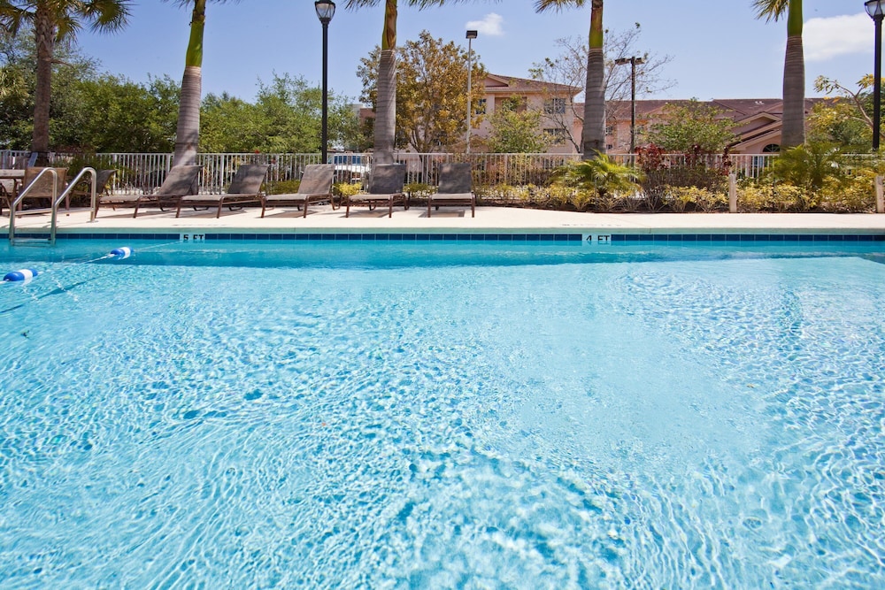 Holiday Inn Express & Suites West Palm Beach Metrocentre, an IHG Hotel