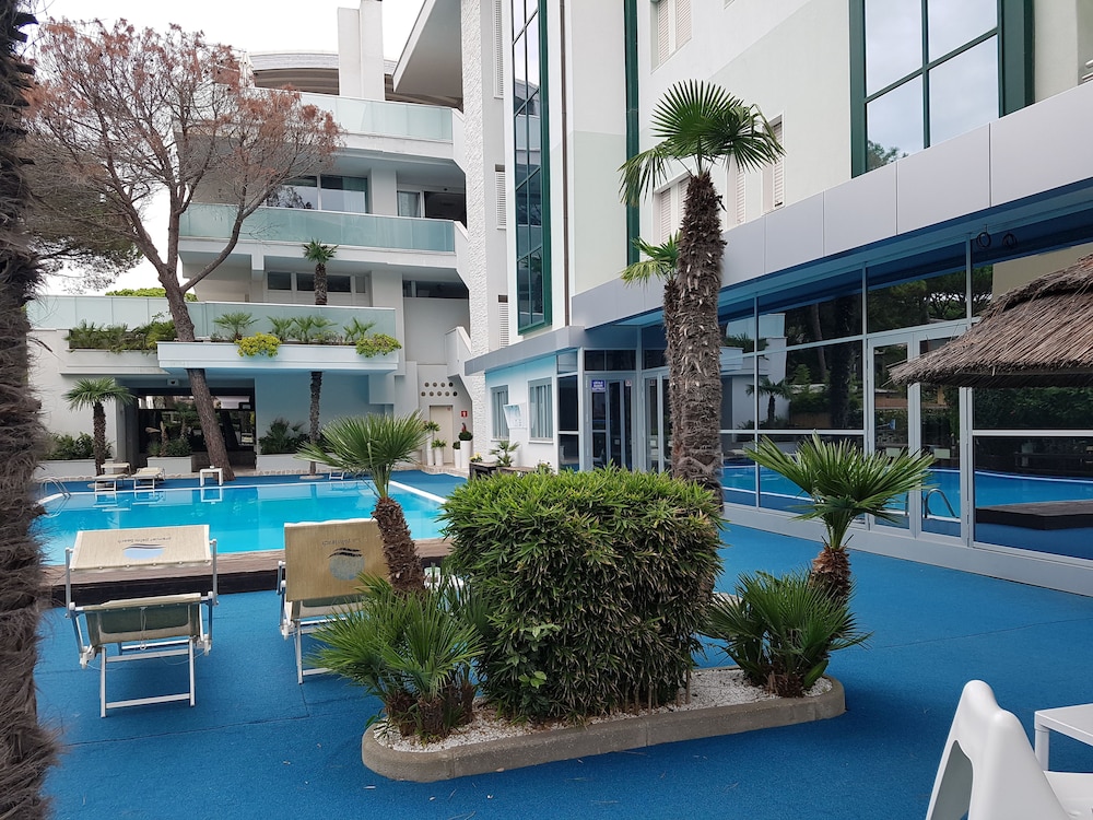 Hotel Carillon