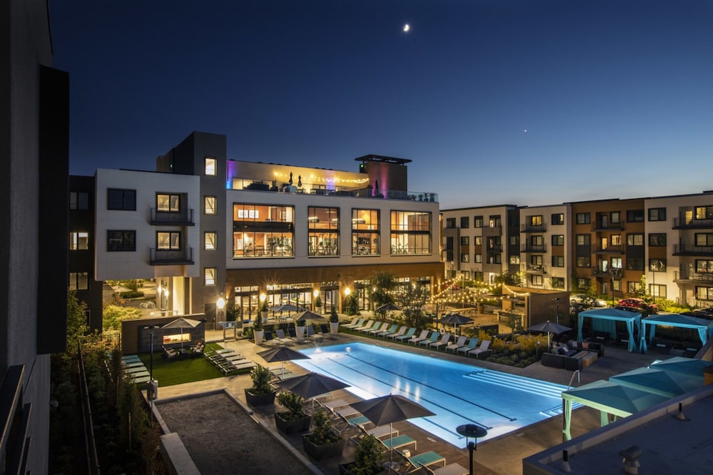 Global Luxury Suites in Menlo Park
