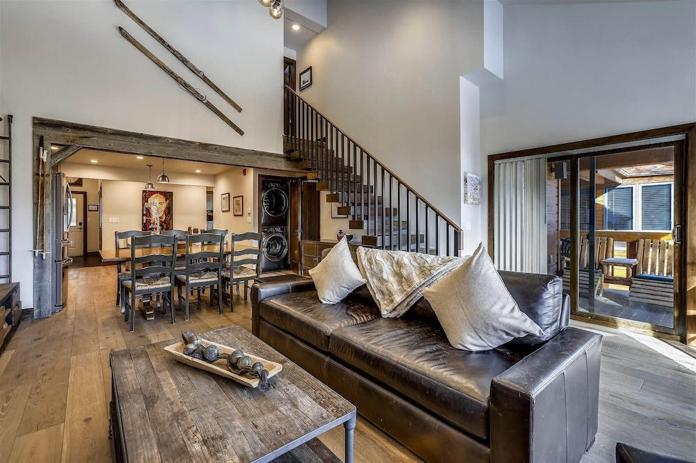 Tyra Chalet 336 - Ski-In/Ski-Out by RedAwning