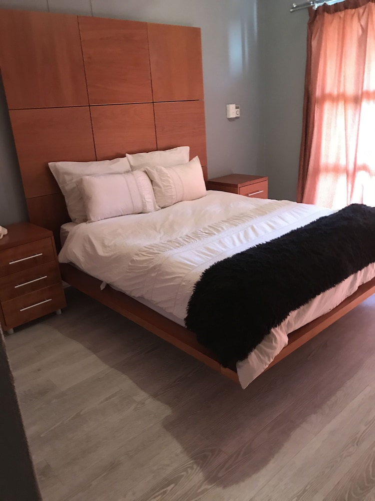 77 Grayston Apartment