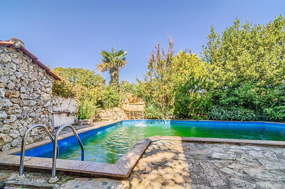 Comfort Pool Apartments