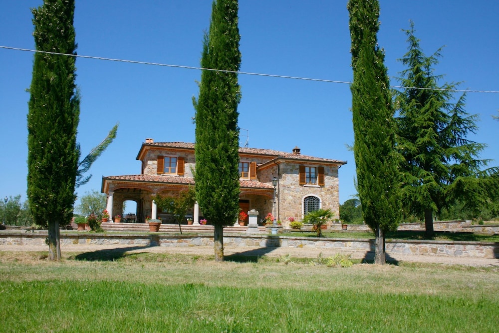 Stunning private villa for 8 guests with private pool, WIFI, TV, terrace, pets allowed and parking