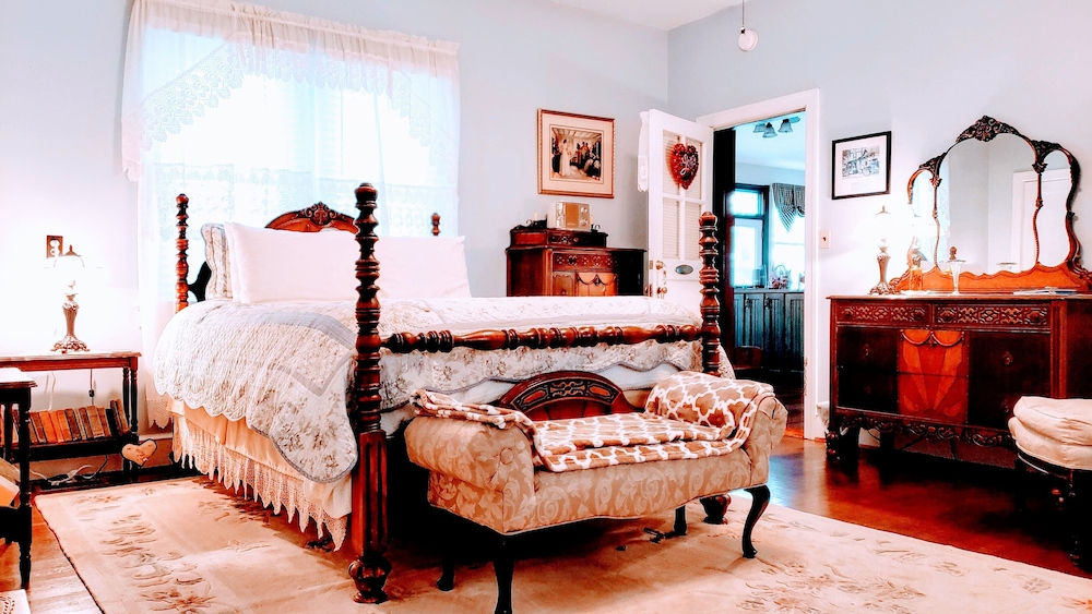 Colonial Beach Plaza Bed & Breakfast
